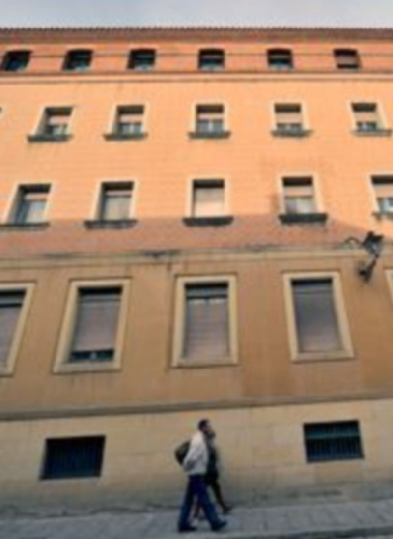 Vista de una fachada del edificio del Hospital Policlínico desde la calle San Agustín./ Kamarero