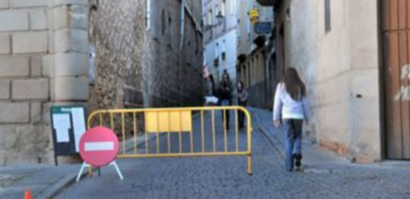 La calle Valdeláguila fue cerrada al tráfico el pasado sábado por una avería de agua localizada  bajo la calzada. / Kamarero