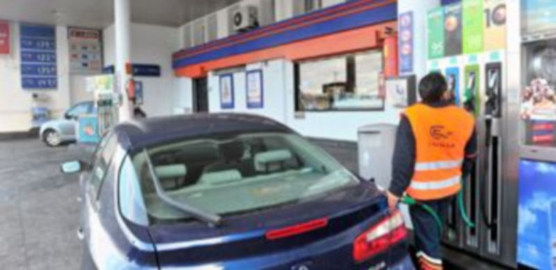 Un vehículo repostaba ayer en una estación de servicio de Segovia