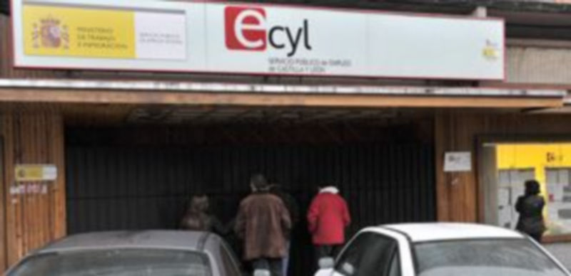 Los datos mensuales de paro que ofrece el INE y la EPA han ido empeorando a lo largo del año 2011. / Kamarero