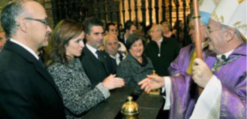 Silvia Clemente saluda a monseñor Fratini en presencia del delegado del Gobierno