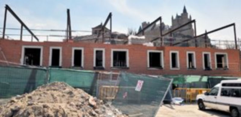 Amigos del Patrimonio e IU sostienen que el edificio supondrá un enorme impacto visual al entorno y a las vistas de monumentos como el Alcázar. / KAMARERO