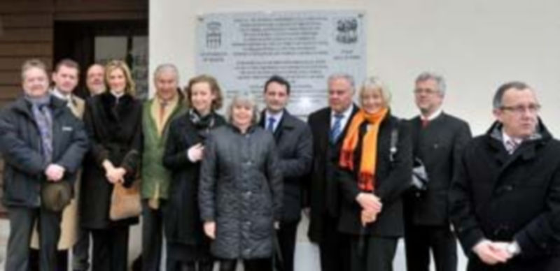 La delegación austriaca junto con varias autoridades segovianas posan junto a la placa descubierta ayer en la Ceca. / kamarero