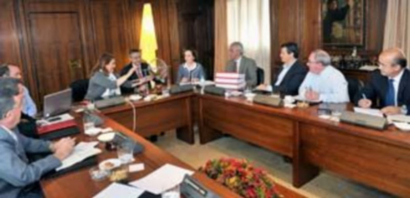 Los miembros dela comisiçon electoral participaron en el sorteo