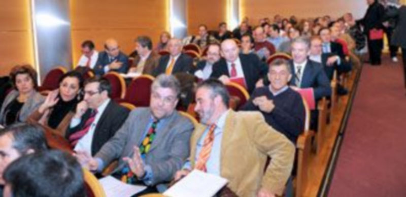 Imagen de archivo de una reunión ordinaria de la asamblea general de Caja Segovia celebrada recientemente. / Kamarero