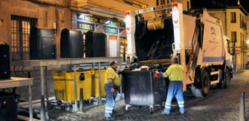 Imagen de archivo de dos empleados de FCC durante la recogida nocturna de los residuos de la ciudad. / Kamarero