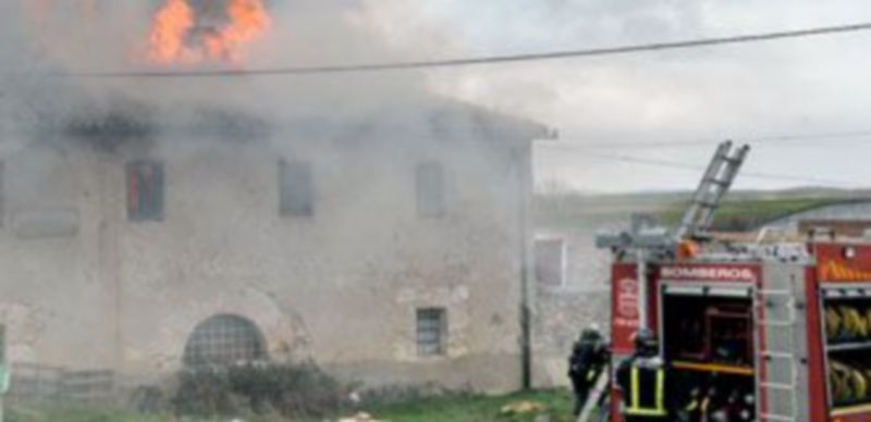 Imagen de archivo de los bomberos de Segovia en la extinción de un incendio en Aragoneses. / Kamarero