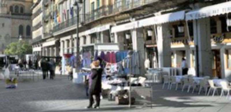 El Ayuntamiento permitía la instalación de terrazas en aquellos espacios que quedaban libres por ausencia de los puestos para los que estaban reservados. /Kamarero