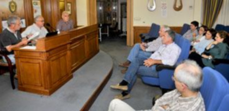 Representantes del sindicato CESM y médicos de Atención Primaria durante la asamblea celebrada ayer. / Kamarero