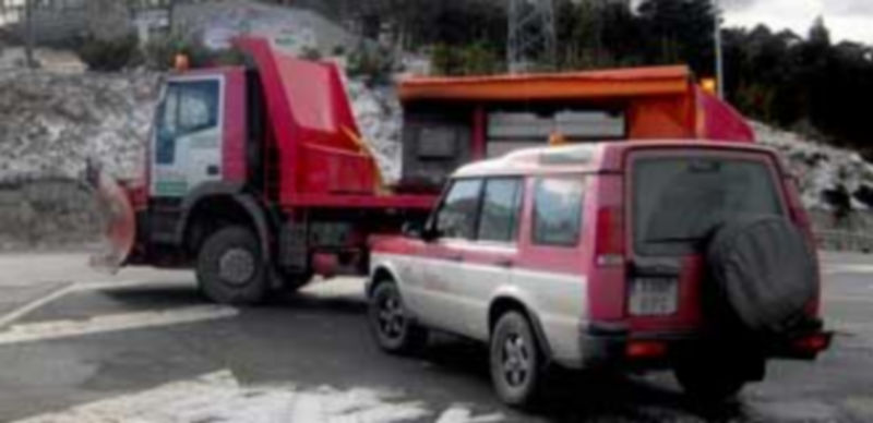Una máquina quitanieves trabaja en una carretera de la provincia. / Kamarero