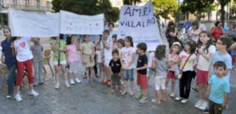 Padres y alumnos expresaron en junio su malestar ante el Consistorio por el anuncio de la retirada de los conserjes. / Kamarero