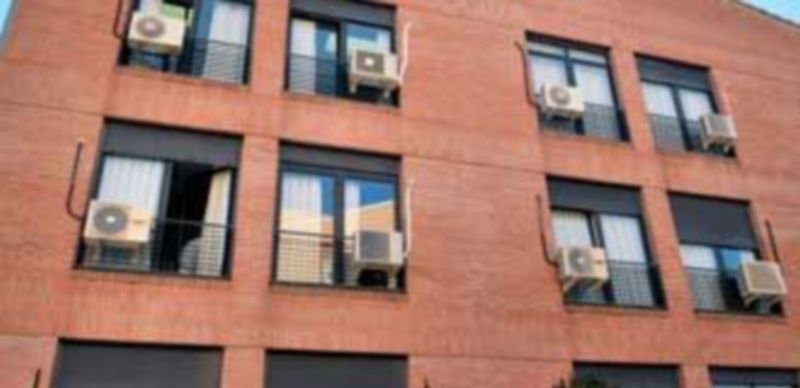 Uno de los elementos ‘a identificar’ son los aparatos de aire acondicionado instalados en balcones de edificios. /Kamarero