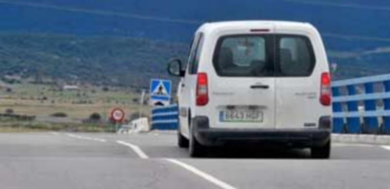 El hundimiento de la calzada se aprecia especialmente en la zona del puente que sorte la variante SG-20. / Kamarero