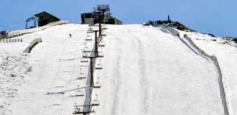 La temporada comenzó en el puente de la Constitución pero las altas temperaturas han obligado a cerrar. / Kamarero