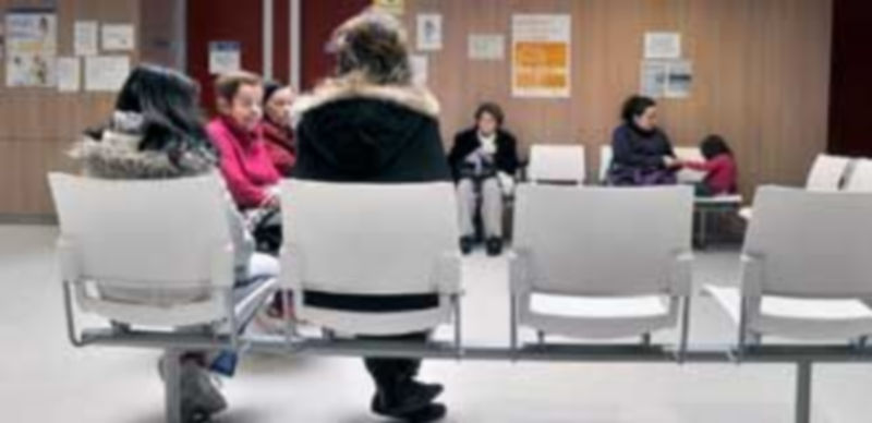 Sala de espera del Punto de Atención Continuada de San Lorenzo destinado a atender a 77.000 habitantes de cuarenta municipios. / Kamarero