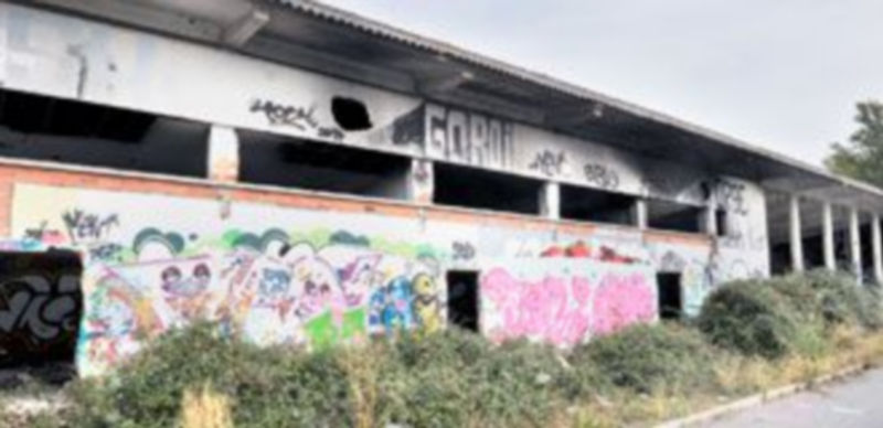 Una de las edificaciones en ruina que existen en la parcela que fue utilizada como pista deportiva al servicio del antiguo Regimiento. / Kamarero