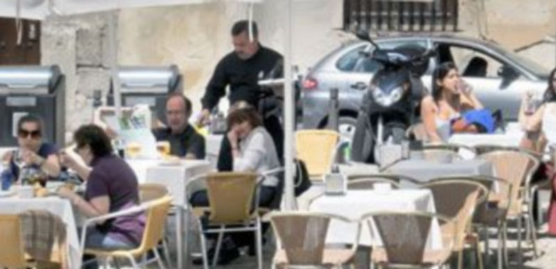 La hostelería fue la actividad económica en la que se registró una mayor afiliación a la Seguridad Social. / Kamarero