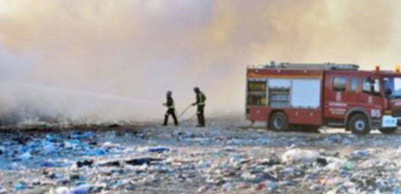 Incendio en el vertedero de Martín Miguel. / Kamarero y F.D.