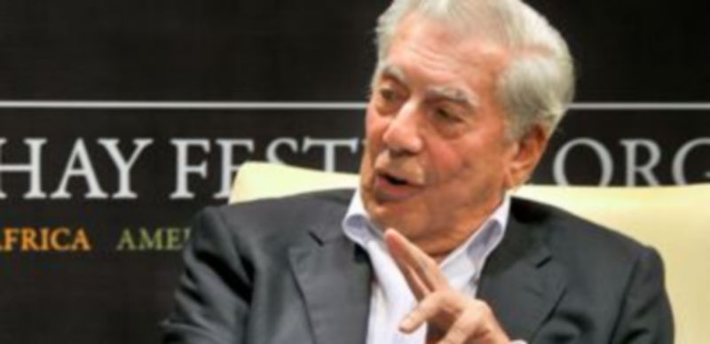 El Premio Nobel Mario Vargas Llosa durante el diálogo con el escritor J. J. Armas Marcelo sobre su recién publicada novela. / K.