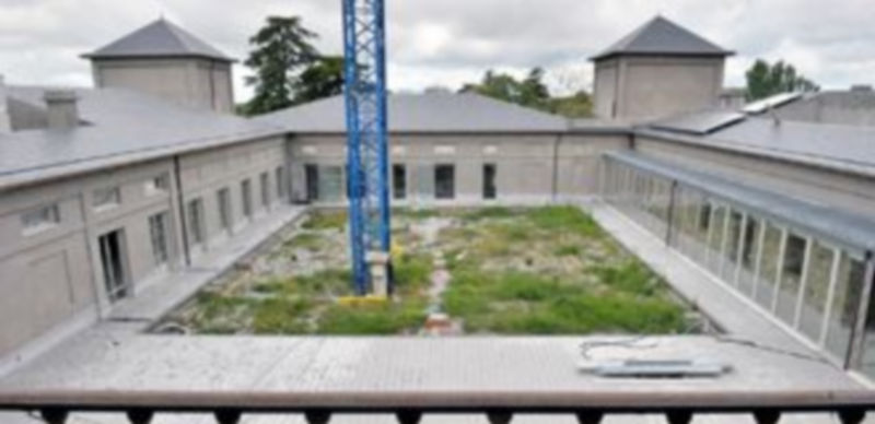 Patio del edificio que la Diputación de Segovia pretende convertir en el Palacio de Congresos en un plazo de dos años. / Kamarero