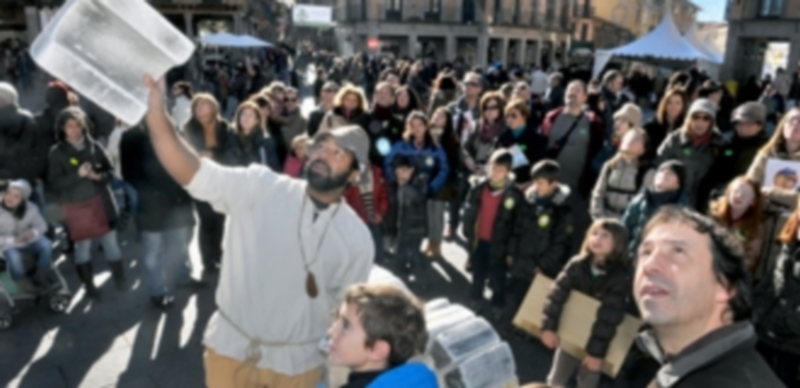 El “Arriero Claudio” explica el Acueducto de Segovia a un nutrido grupo de turistas durante el puente. / Kamarero