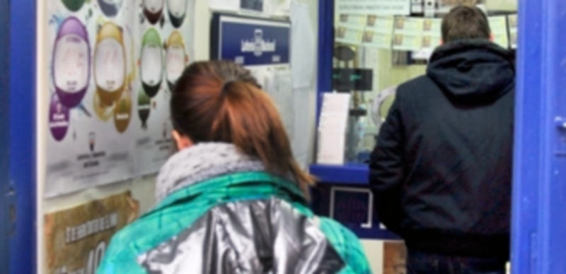 El gasto medio de los segovianos en ‘El Niño’ ronda los 30 euros 1 Los segovianos compraban ayer todavía algún décimo