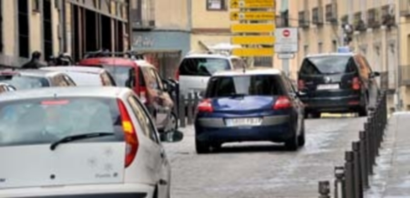 Imagen de archivo del tráfico por una calle del centro histórico de Segovia. / Kamarero
