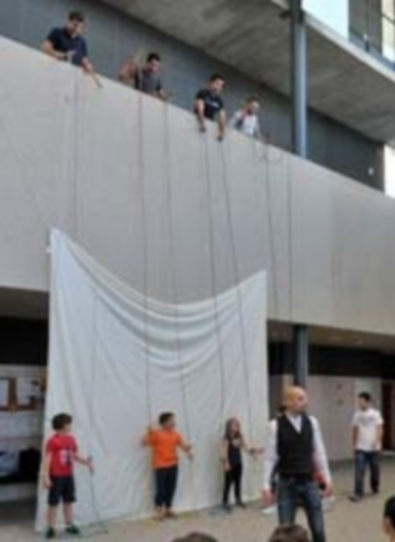 Nadie duda que el títere puede suponer un herramienta muy eficaz para la educación. Despierta curiosidad e interés y es el mejor complemento para una narración. / Kamarero