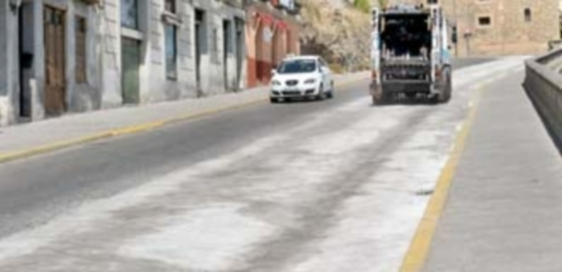 La calle de San Juan fue ayer abierta al tráfico íntergramente una vez finalizadas las obras en el adoquinado. / Kamarero