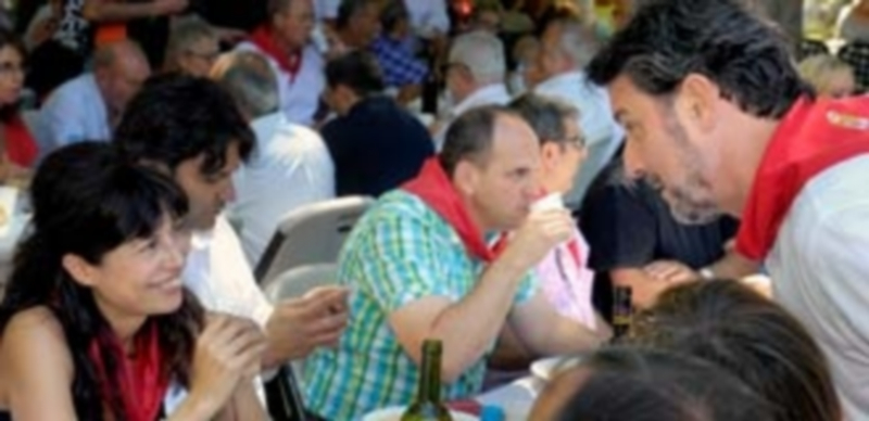 José Luis Vázquez (i.) conversa con la viceportavoz socialista en las Cortes regionales