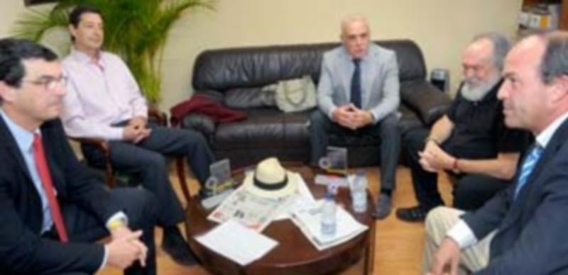 Médicos participantes en la mesa redonda sobre el ébola organizada por el Colegio de Médicos. / Kamarero