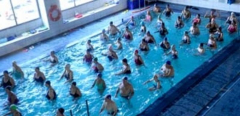 Un grupo de socios asiste a una clase de aquagym en una de las piscinas del Carlos Melero. / Kamarero