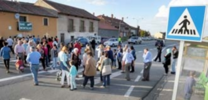 Los vecinos de Revenga cruzaron en repetidas ocasiones por el paso de cebra que fue escenario del último accidente. / A.K.