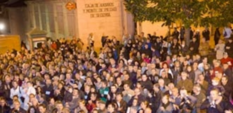 Concentración de hace dos años para expresar su indignación por la pérdida del patrimonio inmobiliario de La Caja. / Kamarero