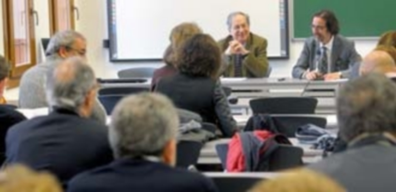 Una reflexión sobre Castilla y León 1 Un momento de la conferencia de José Carlos Mainer (en el centro) sobre Galdós y Azorín. / Kamarero