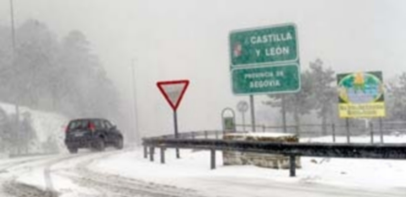 Vázquez aboga por tomar medidas que atenúen el colapso de coches en Navacerrada 1 Esta semana se han registrado las primeras nieves en el puerto de Navacerrada. / Kamarero
