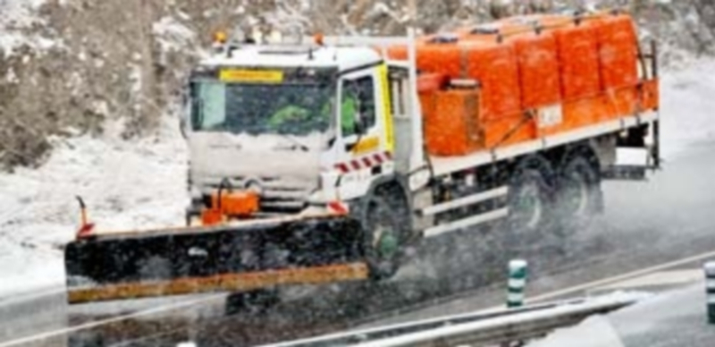 Un vehículo quitanieves circula por la N-603 a su paso por Segovia. / Kamarero