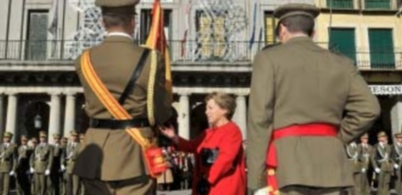 La jura de bandera convocó a decenas de segovianos también el pasado año. / Kamarero