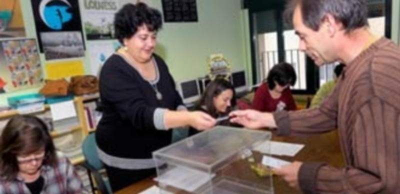 Las urnas se instalaron ayer en 16 mesas para recoger el voto de los profesores en diez localidades. / Kamarero