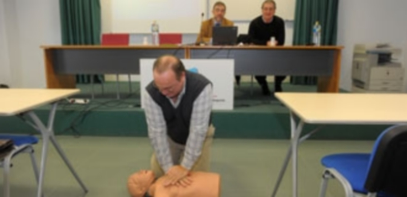 Uno de los asistentes a la jornada de autoformación realiza un ejercicio de reanimación cardiopulmonar. / Kamarero