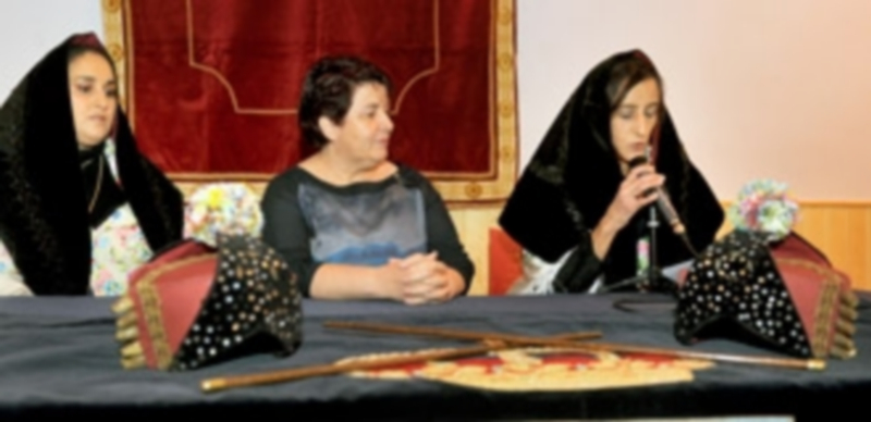 Las alcaldesas Beatriz y Susana Bermejo Burgos presentaron el programa en presencia de la alcaldesa Clara Luquero. / K.