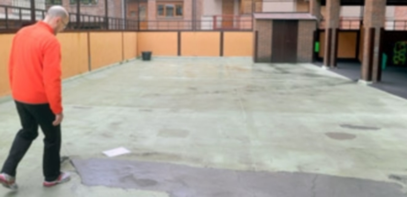 El patio destinado a los alumnos de Infantil tiene grietas y parches que provocan tropezones y caídas. / Kamarero