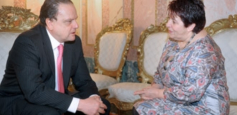 Amilivia conversa en la Sala Blanca  del Ayuntamiento con la alcaldesa Clara Luquero. / Kamarero