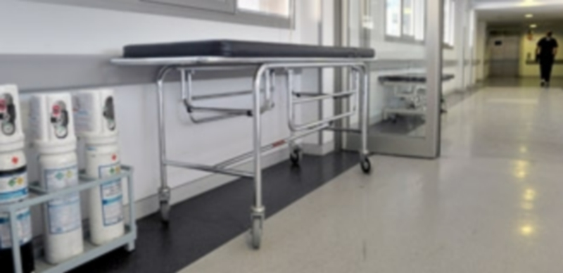 La plantilla de trabajadores de limpieza en el Hospital General se ha reducido en ocho personas. / Kamarero