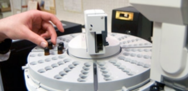 Los inspectores analizan muestras en los laboratorios