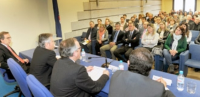 La Delegación Territorial de la Junta acogió ayer la firma de los convenios con los alcaldes segovianos. / Kamarero