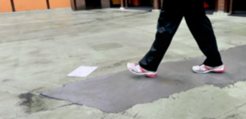 El patio destinado a los alumnos de Infantil tiene grietas que provocan filtraciones y parches que originan caídas./ Kamarero