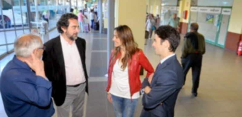 Raquel Fernández  visitó ayer la Estación de Autobuses con algunos de los integrantes de su candidatura. / El Adelantado