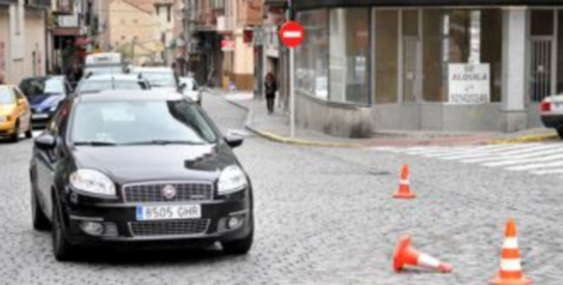 Vehículos accediendo a la plaza de Alto de los Leones de Castilla desde Alférez Provisional. / KAMARERO