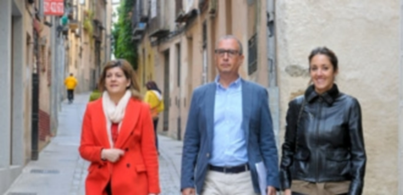 Raquel Fernández pasea por una de las calles del centro histórico./ El Adelantado